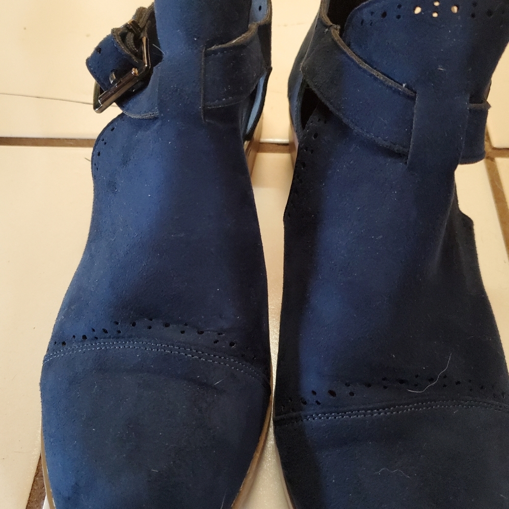 Ankle cutout flats